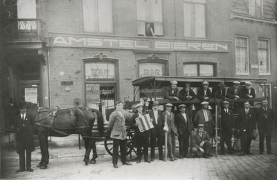 875450 Groepsportret van leden van visclub 'Hou je rustig' uit Wijk C, bij een janplezier voor café De Weerdpoort van ...